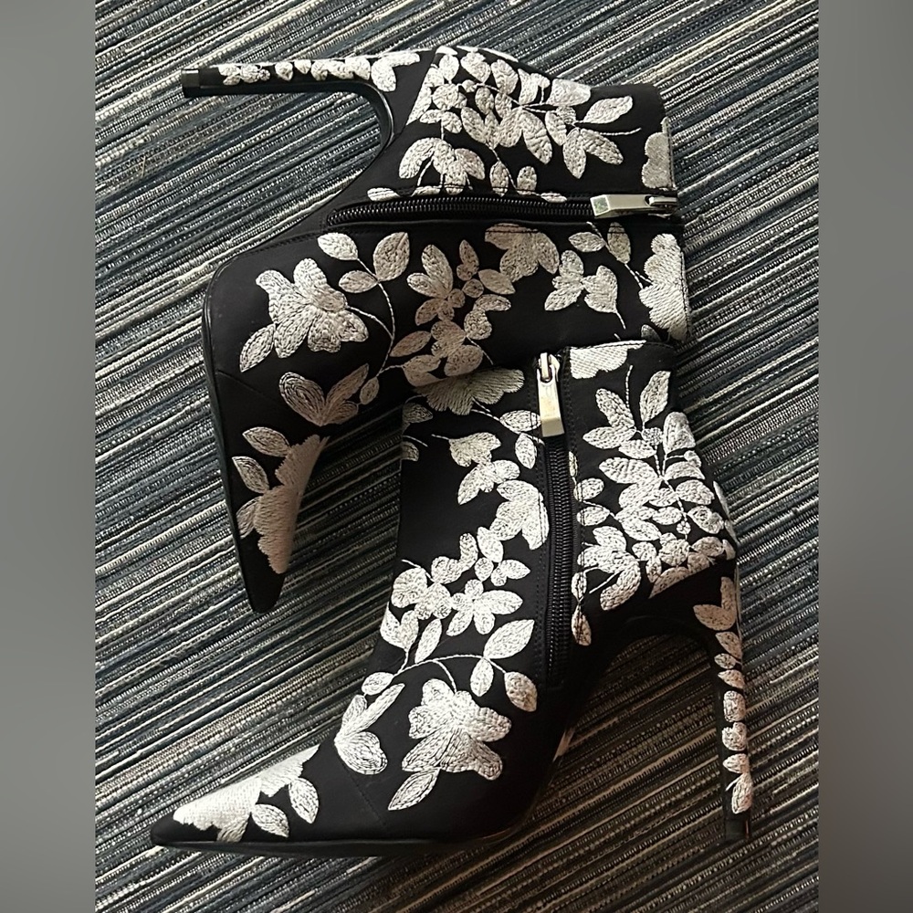 🆕Zara Size 6 /EU 36 Black and White Embroidered Floral Heeled Ankle Booties - Picture 4 of 9
